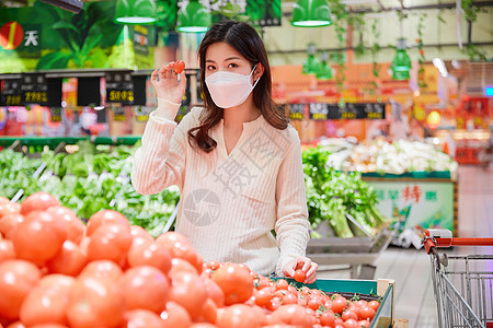 佩戴口罩逛超市的年轻女性图片