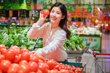 超市购物挑选蔬菜生鲜的女性图片