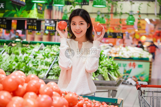 超市购物挑选蔬菜生鲜的女性图片