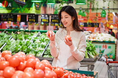 超市购物挑选蔬菜生鲜的女性图片
