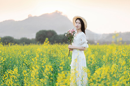 油菜花花海中的少女高清图片