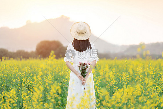 油菜花花海中的少女图片