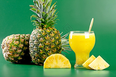 绿色水果菠萝汁和菠萝肉图片