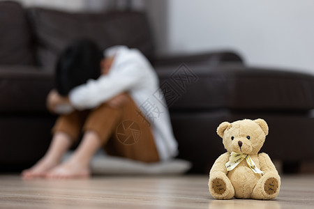 蹲在一边哭泣的小男孩家庭暴力受害者图片