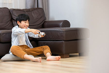 小男孩一个人在家开心的玩游戏图片