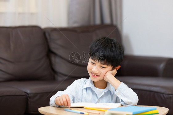 在家学习的小男孩图片