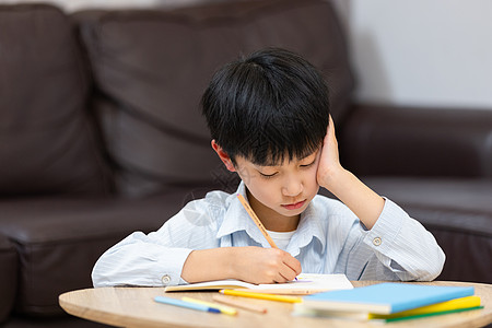 小男孩思考独自在家写作业的小男孩背景