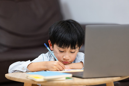 在家上网课的小男孩不开心图片