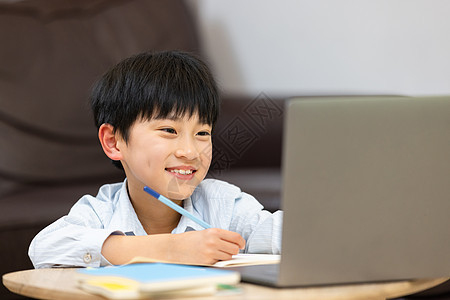 在家开心地上网课的小男孩图片