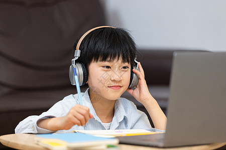 在家上网课认真听讲的小男孩图片