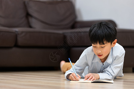 在家学习的小男孩图片