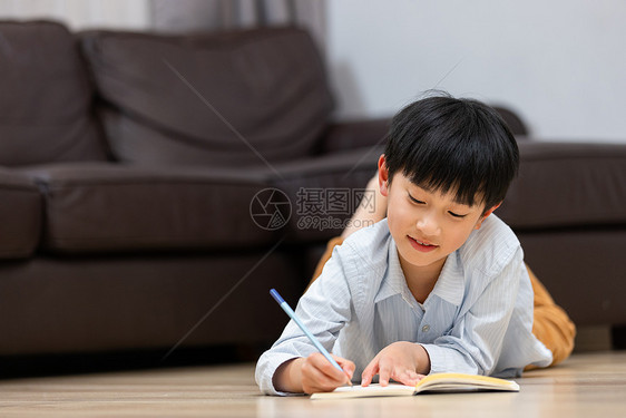 在家学习的小男孩图片