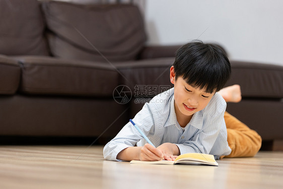 在家学习的小男孩写作业的人图片
