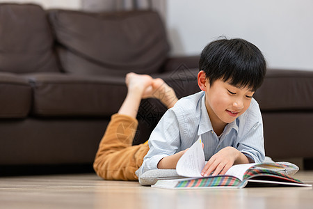 在家看书的小男孩图片