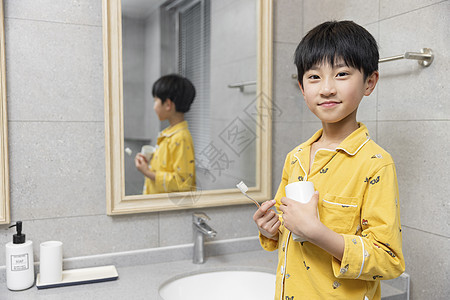 正在刷牙的小男孩图片