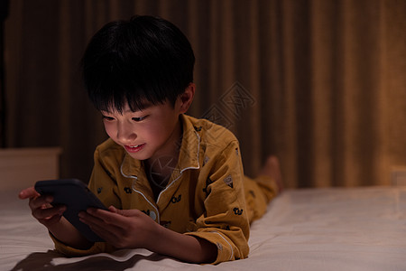 小孩玩手机图片_小孩玩手机素材_小孩玩手机高清图片_摄图网图片下载