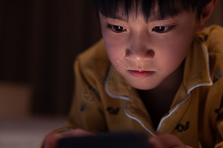在黑夜里看着手机流泪的小男孩图片
