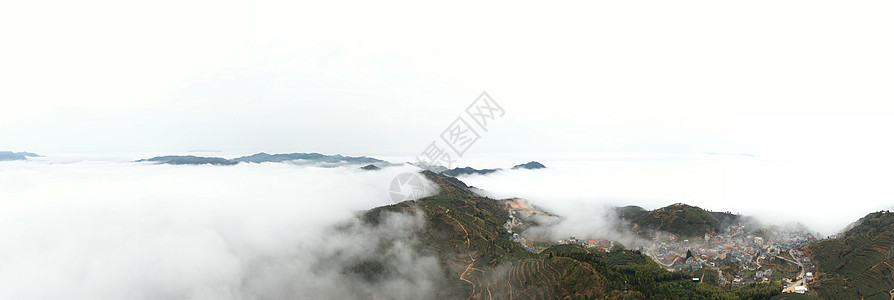 云雾环绕的山峰背景图片