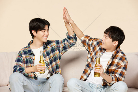 青年男性朋友欢乐相聚喝啤酒图片