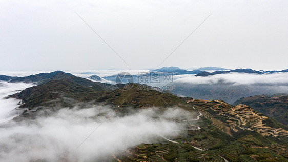 云雾环绕的山峰图片