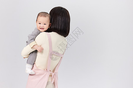 被月嫂抱着开心的婴儿宝宝图片