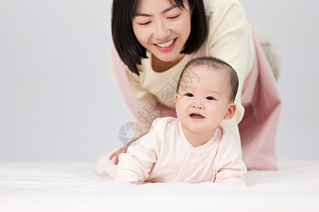 月嫂与新生婴儿宝宝玩耍图片