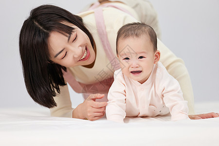 月嫂与新生婴儿宝宝玩耍背景图片