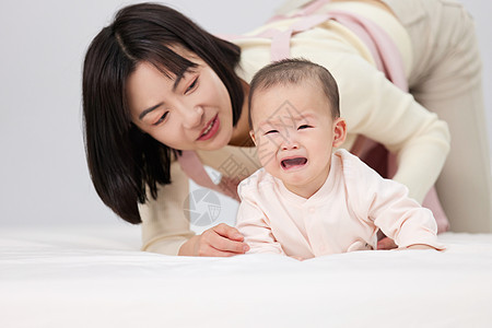 安抚哭泣婴儿的月嫂图片