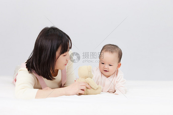 月嫂与新生婴儿宝宝玩耍引逗图片