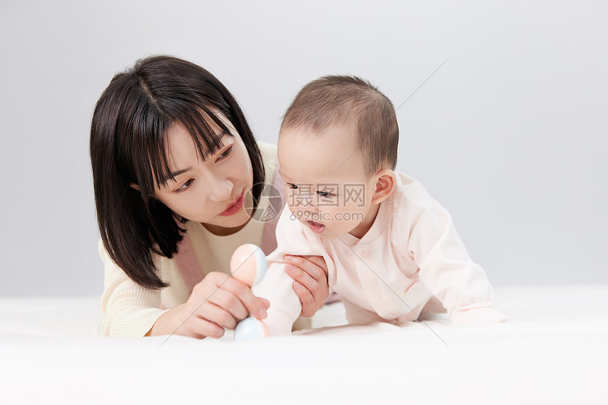 月嫂与新生婴儿宝宝玩耍图片