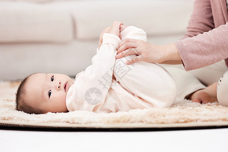 婴幼儿按摩月嫂给婴儿宝宝按摩抚触背景