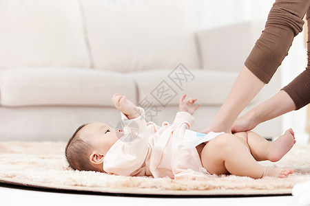 给婴儿小宝宝换尿布图片素材