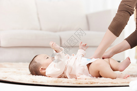 给婴儿小宝宝换尿布图片