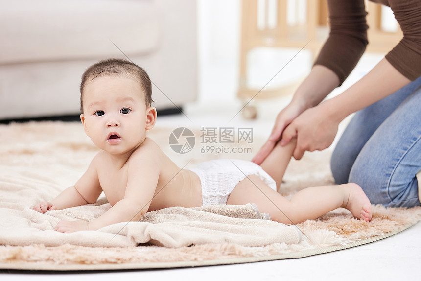 给婴儿擦拭身体乳图片