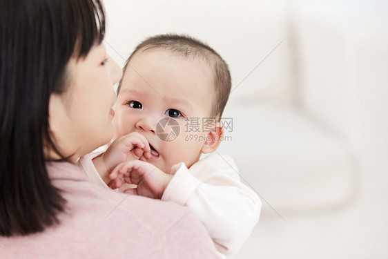 被月嫂抱着的婴儿可爱的小宝宝图片
