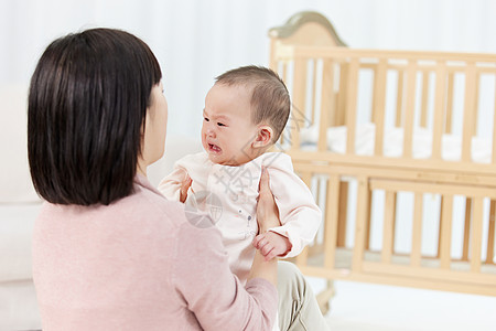 安抚哭泣婴儿的月嫂图片