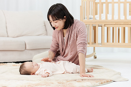 月嫂哄新生儿宝宝入睡图片