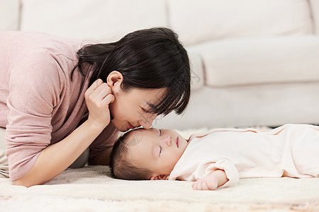 亲吻宝宝女性亲吻睡着的小宝宝背景