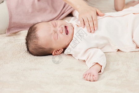 生病宝宝安抚哭泣的婴儿背景