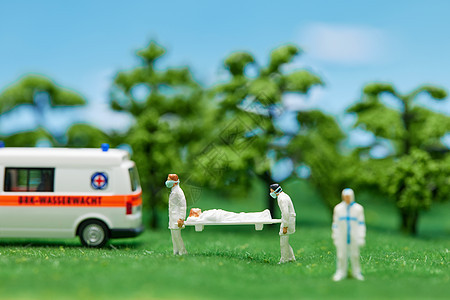 疫情主题微距摄影被抬上救护车的病人图片