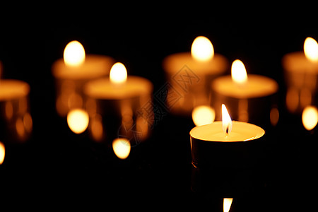 祈福祝福燃烧的蜡烛图片