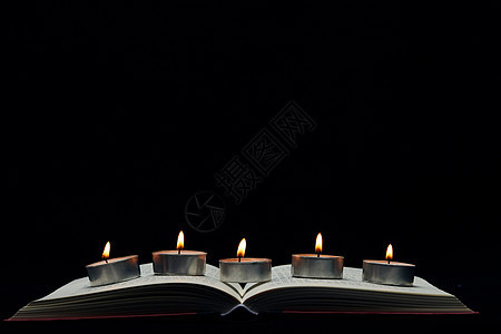 祈福祝福燃烧的蜡烛背景图片