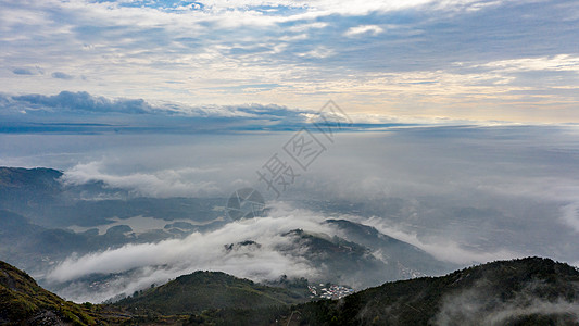 云雾环绕的山谷图片