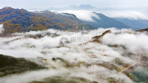 云雾环绕的山谷图片