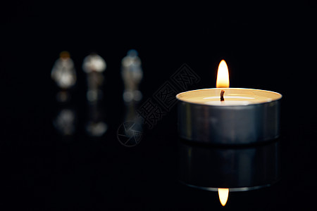 祈福祝福燃烧的蜡烛背景图片