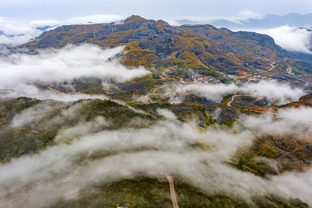 云雾环绕的山谷图片