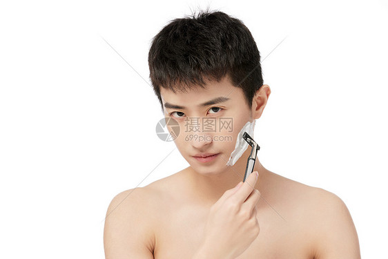 年轻男士手动剃须图片