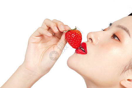 女性吃草莓唇部美妆特写图片