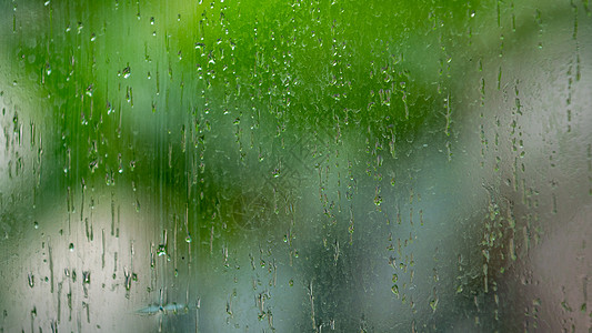 窗户的雨水图片