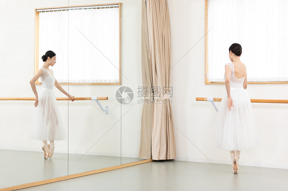 芭蕾舞老师面对着镜子练习舞蹈图片
